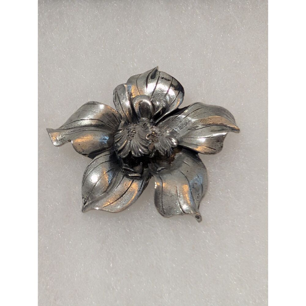 VTG 2006 Seagull Pewter July Larkspur Flower Brooch Pin JP300 Signed Canada